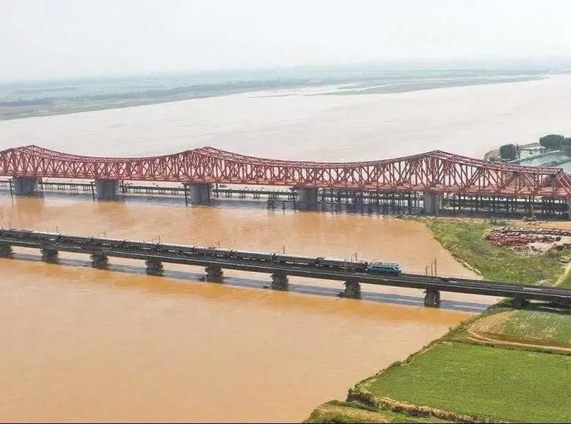 左為京廣鐵路鄭州黃河橋，右為鄭焦城際鐵路黃河大橋